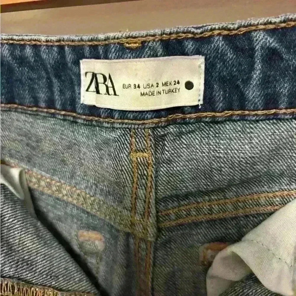 Zara  | Straight Leg, Mid Rise, Button Down Jeans | Size 2 - Picture 3 of 5